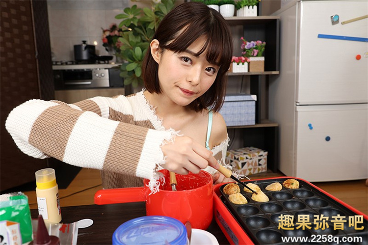 月乃露娜(月乃ルナ)VR作品[VRKM-216]男友视角喂你吃章鱼烧